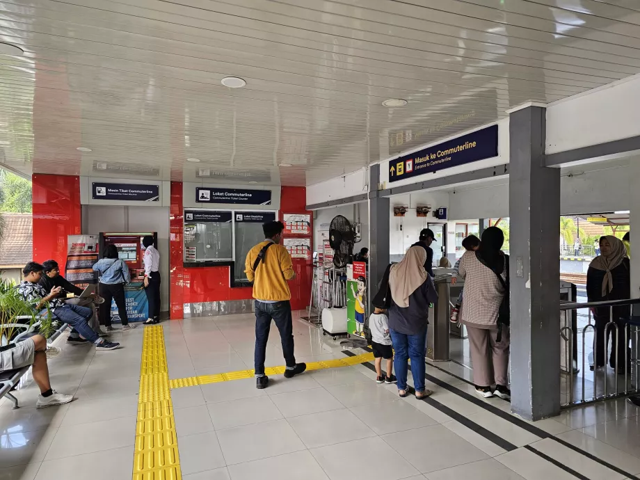 Guichets et distributeurs de billets à la gare