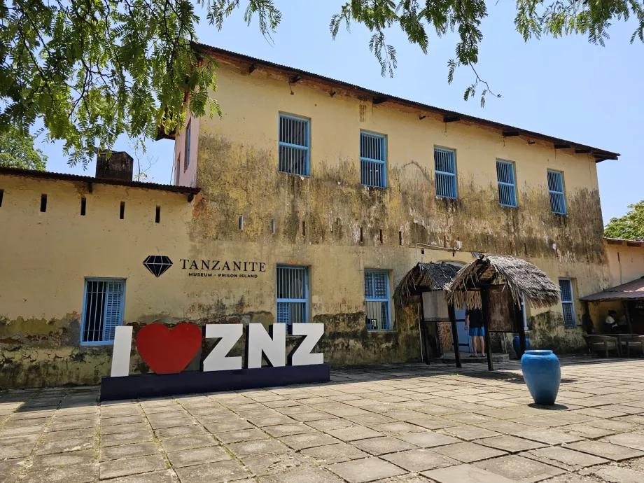Prison Island, le bâtiment de la prison avec le panneau I love ZNZ