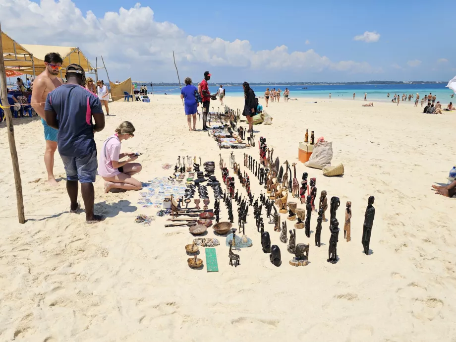 Vente de souvenirs au banc de sable de Nakupenda