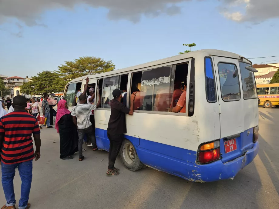 Un bus bondé a donné