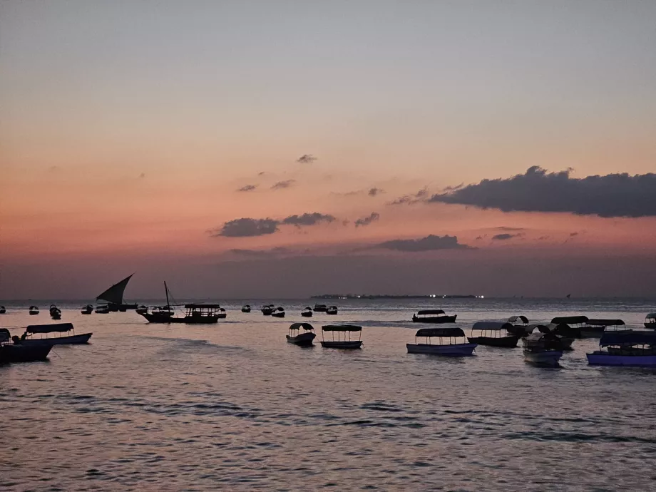 Coucher de soleil sur la promenade de Forodhani