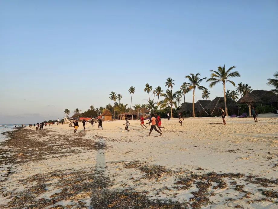 Jouer au football sur la plage de Nungwi