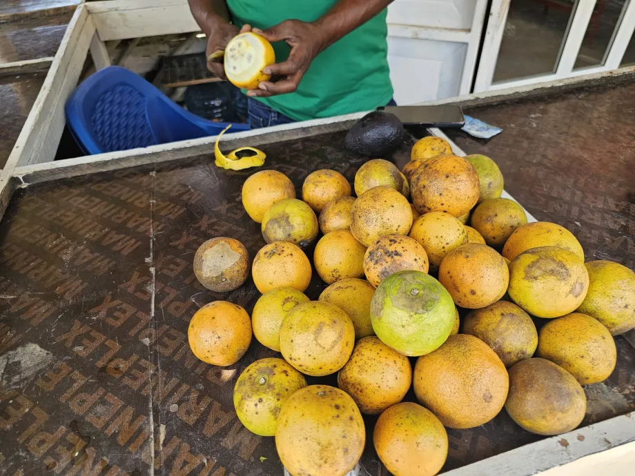 Stand d'oranges à Kiwengwa