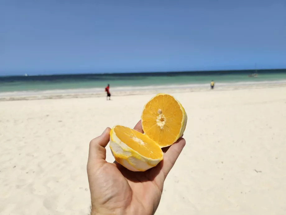 Orange sur la plage de Kiwengwa