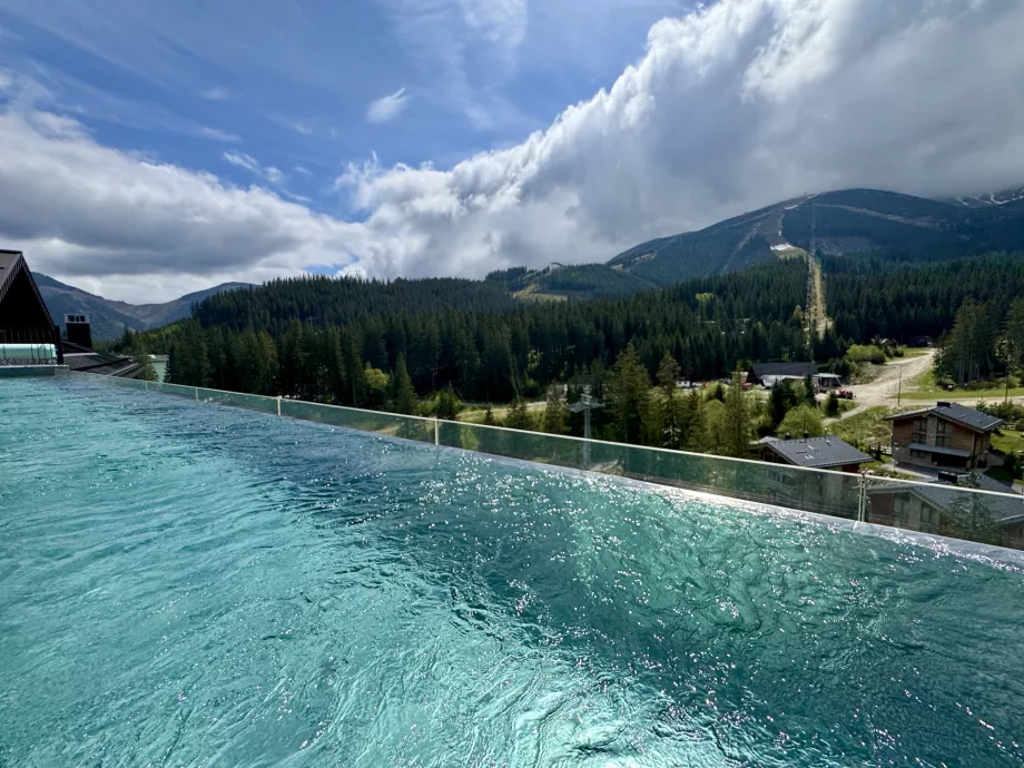 Vue de la piscine extérieure
