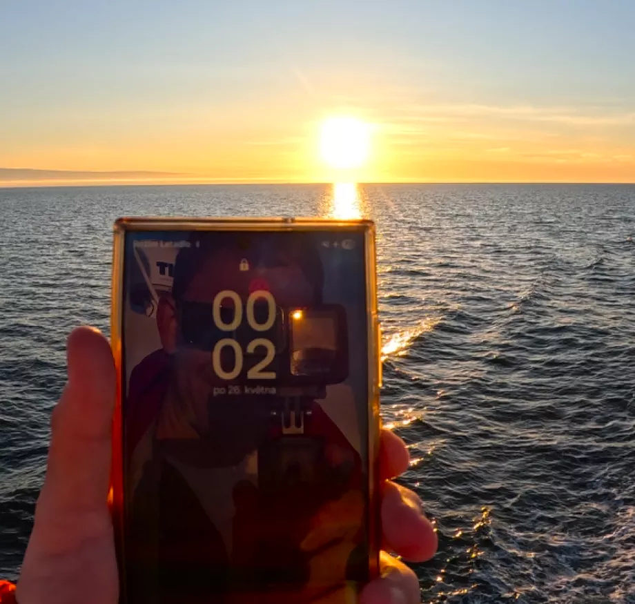 Soleil de minuit depuis le pont du ferry