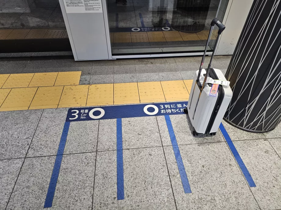 Monter dans le métro - panneaux de file d'attente