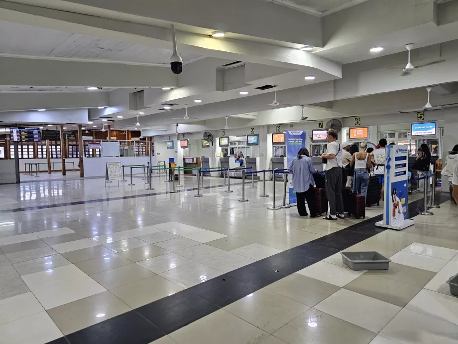 Terminal 2A, comptoirs d'enregistrement