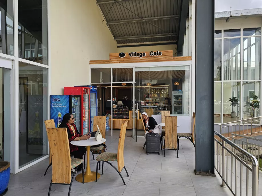 Café dans le hall d'arrivée