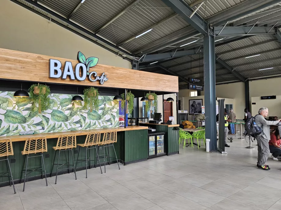 Café dans la zone publique du hall des départs