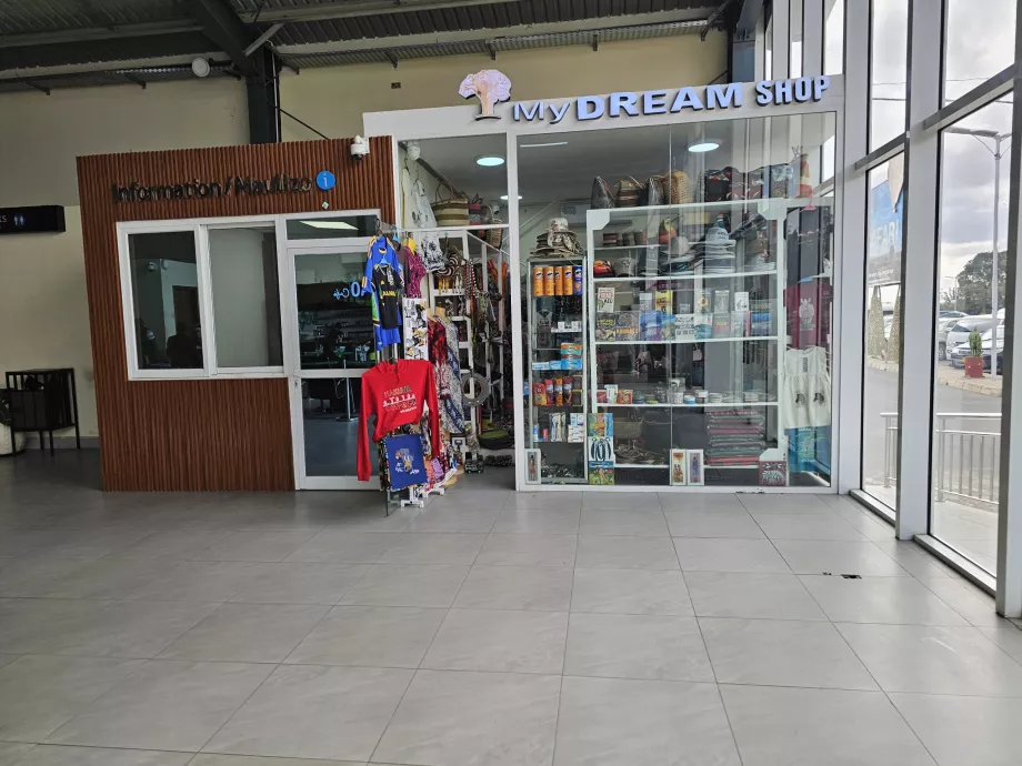 Boutique de souvenirs dans le hall des départs