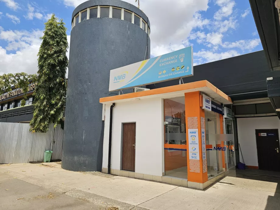 Distributeurs de billets devant le hall des arrivées