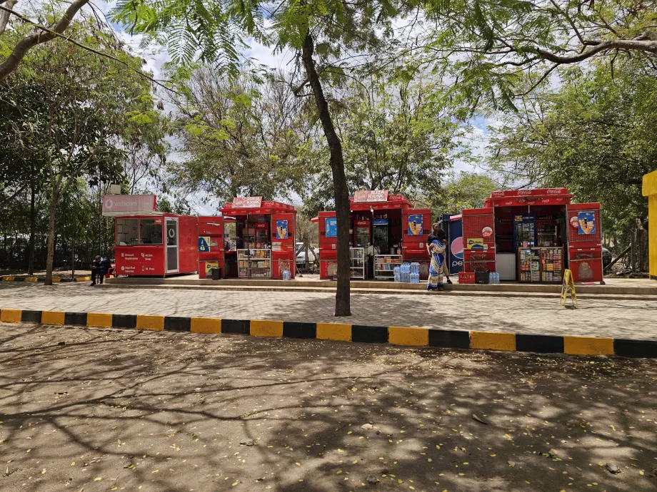 Buvette devant le hall d'arrivée