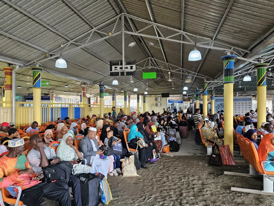 Salle d'attente dans le port