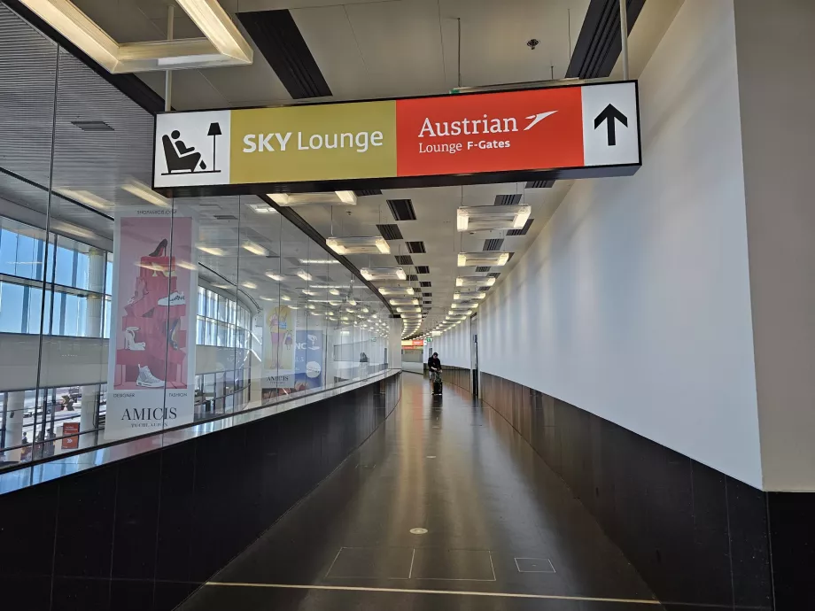 Salons aux portes d'embarquement F