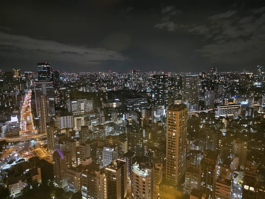 Vue du pont d'observation principal pendant la nuit