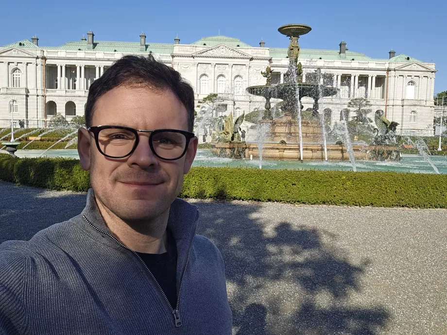 Moi devant le palais d'Akasaka