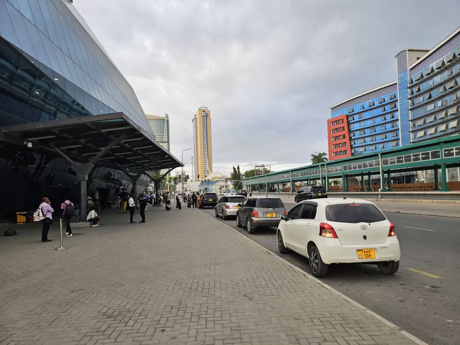 Voitures Bolt ou Uber à l'extérieur de la gare