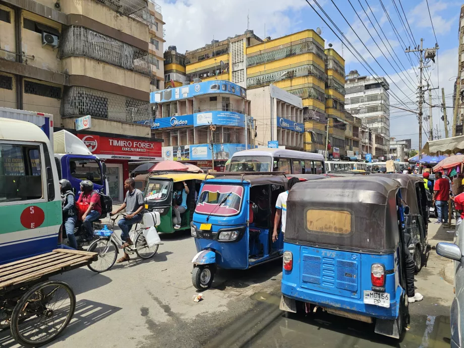 La route vers le marché de Kariakoo