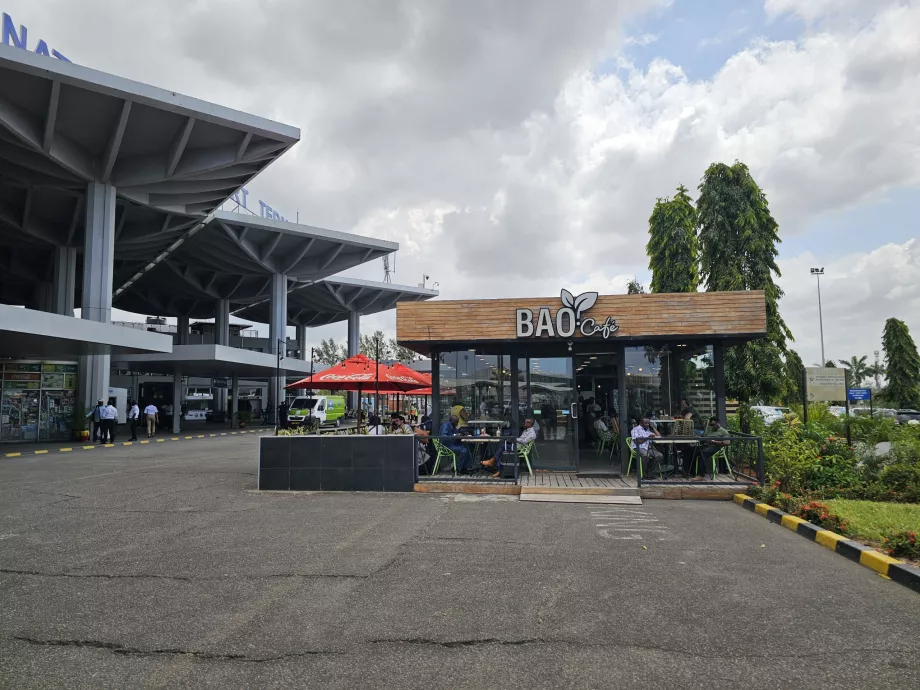 Café devant le terminal 2