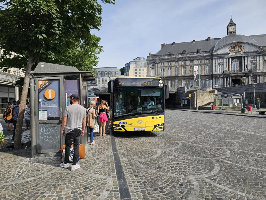 Arrêt de bus sur la Place St-Lambert