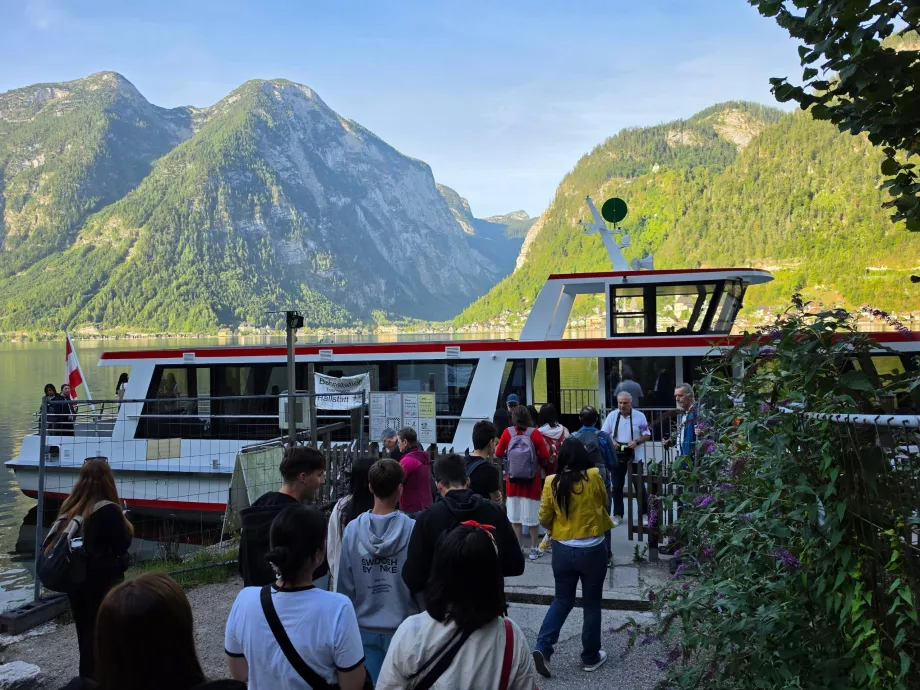 Ferry reliant la gare à Hallstatt