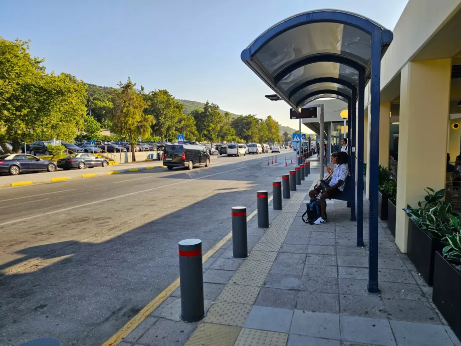 Arrêt de bus entre les terminaux