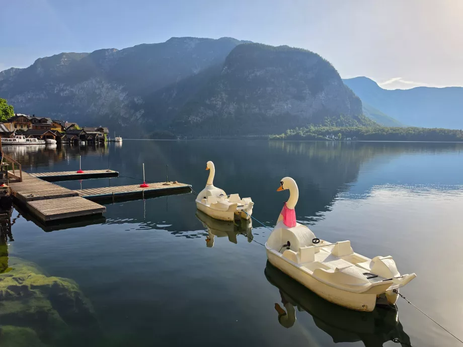 Des pédalos sur le lac de Hallstatt