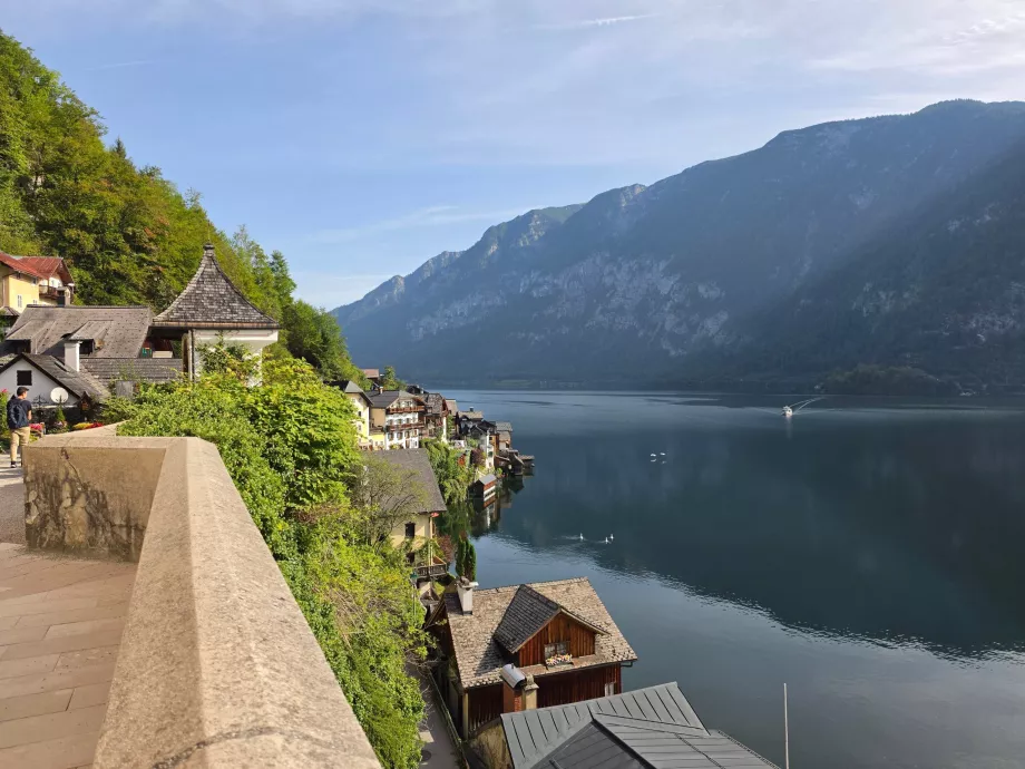 Vue sur le lac depuis l'église catholique