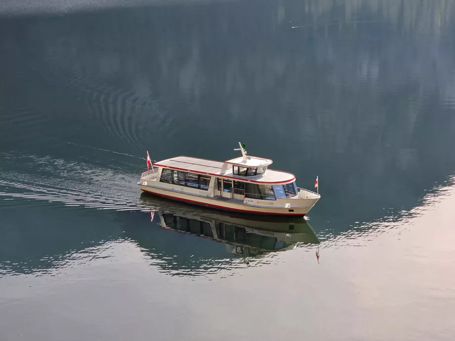 Un bateau sur le lac de Hallstatt