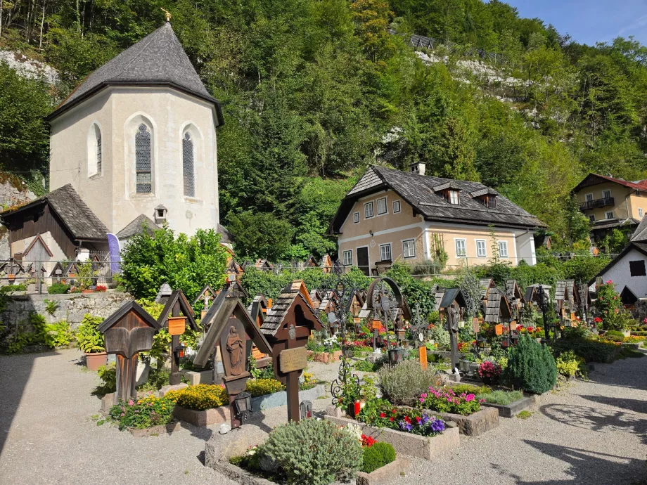 Le cimetière situé devant l'ossuaire de l'église catholique