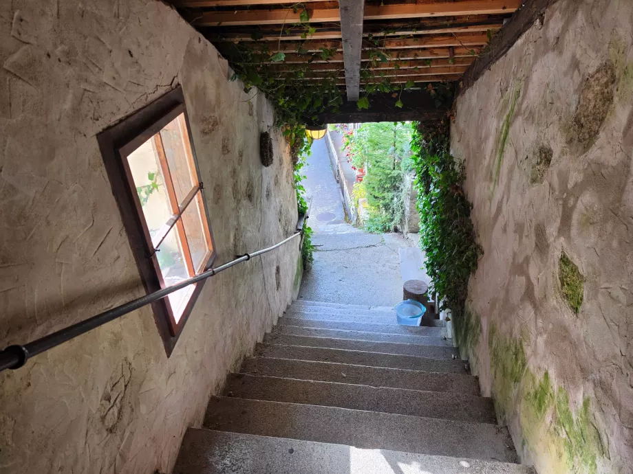 Un escalier couvert reliant le centre-ville à l'église catholique