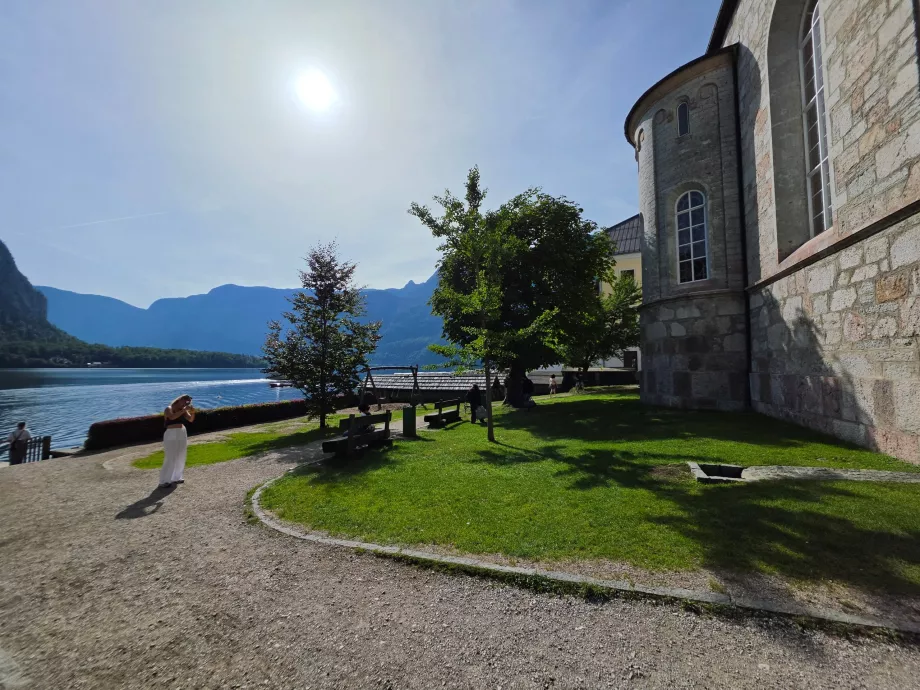 Le petit parc situé en face de l'église évangélique