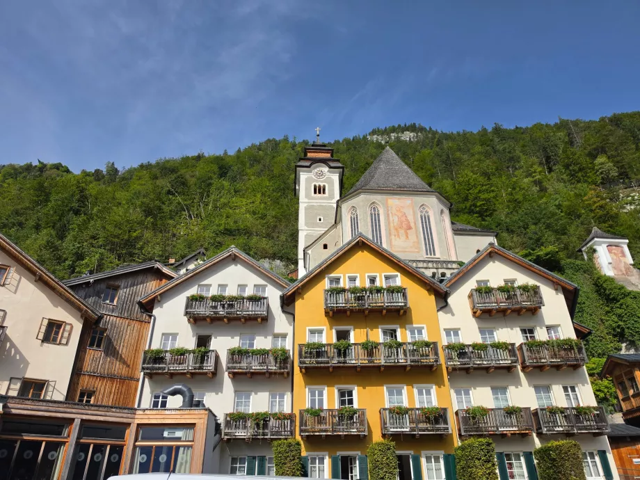 L'église catholique située au-dessus du centre de Hallstatt