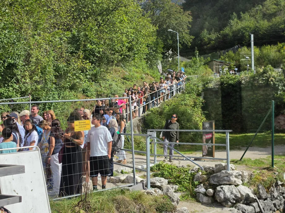 Une longue file d'attente pour le ferry à la gare