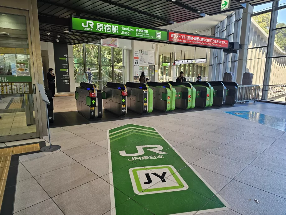 Tourniquets pour l'accès aux quais des trains JR