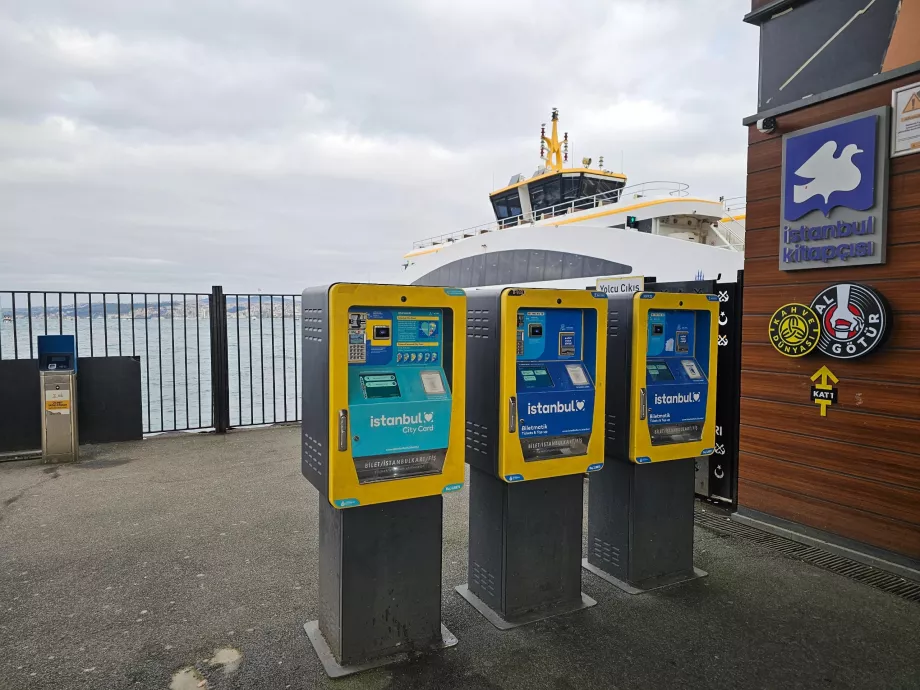 Distributeurs de billets devant l'embarcadère des ferries