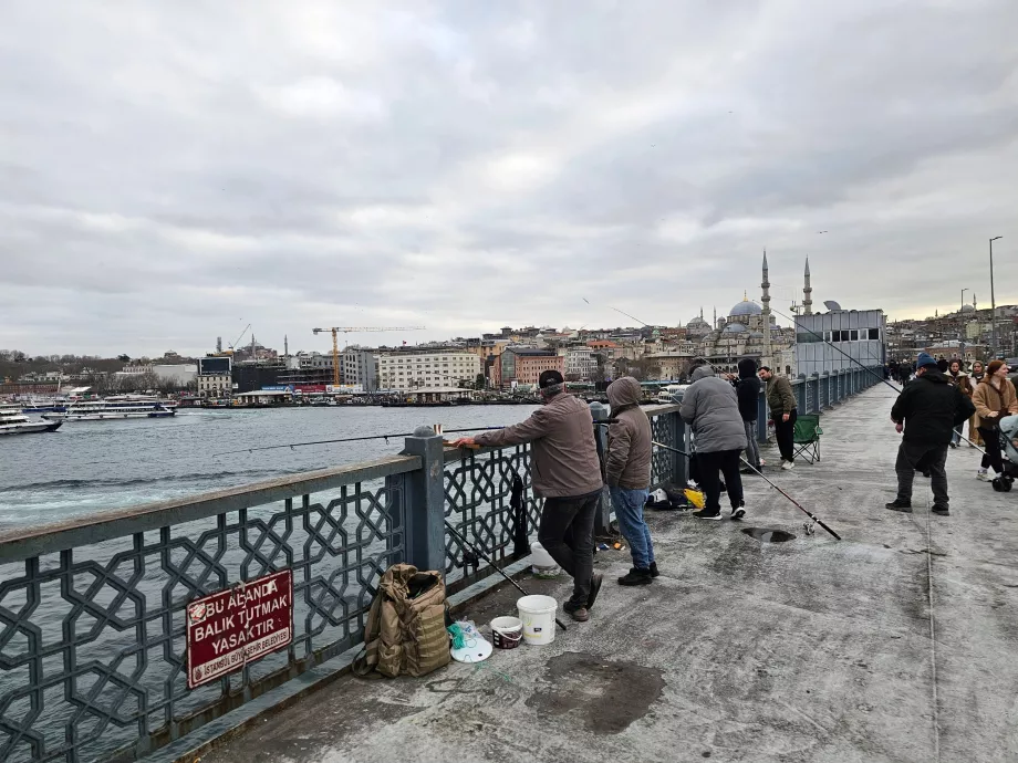 Pêche depuis le pont de Galata