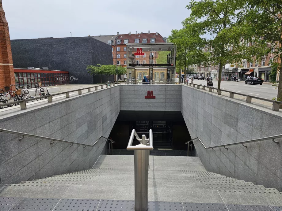 L'entrée du métro et sa signalisation
