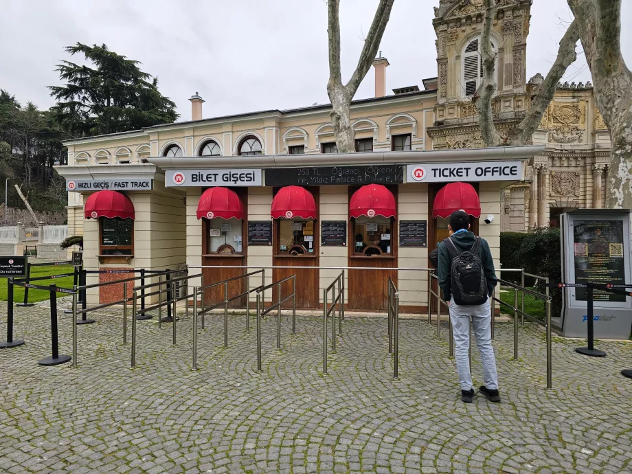 Entrée principale du palais de Dolmabahce