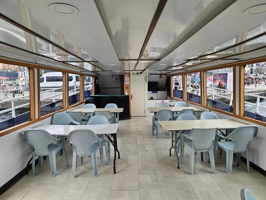 Intérieur du bateau vers la tour Maiden