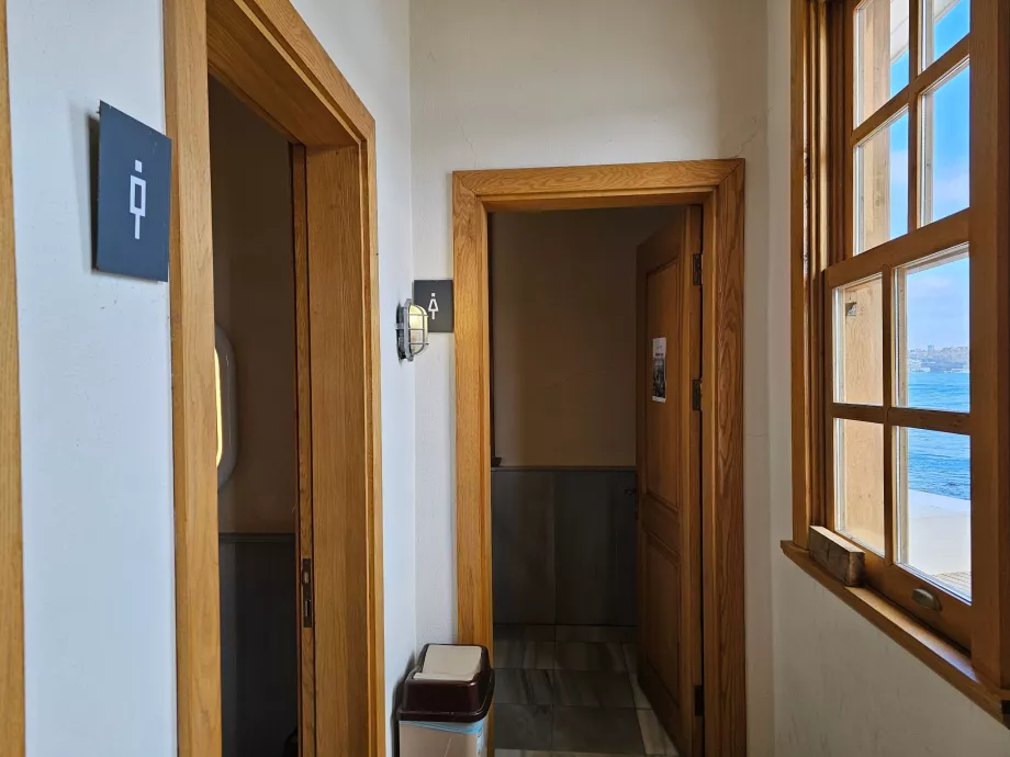 Toilettes publiques gratuites à la Maiden Tower