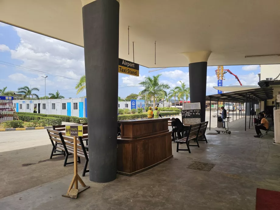 Station de taxis devant le terminal 1