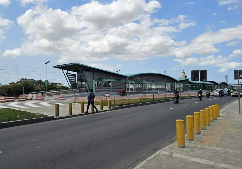 Arrêt de bus UDART sur la route principale