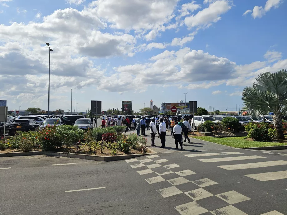 Chauffeurs de taxi devant le terminal 3