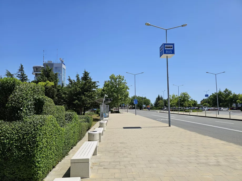 Arrêt de bus au terminal - ligne 15 vers Sarafovo, ligne 15A vers le centre de Burgas