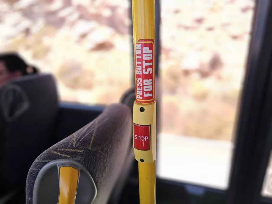 Bouton d'arrêt sur les bus KTEL
