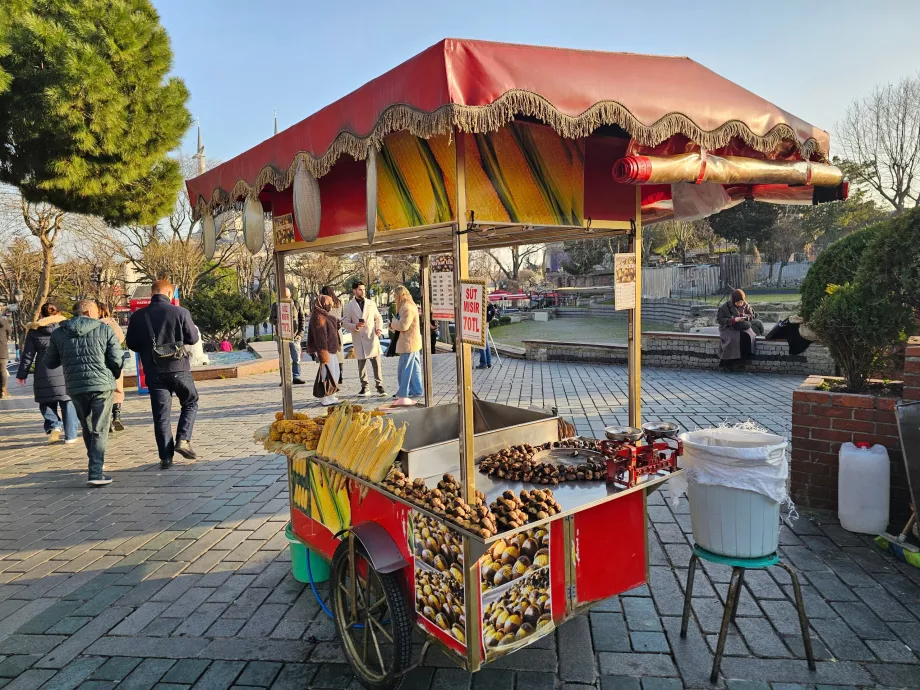 Stand avec maïs et châtaignes