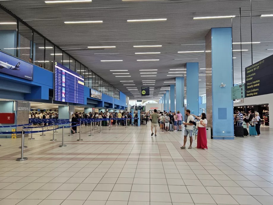 Salle d'embarquement du terminal 2