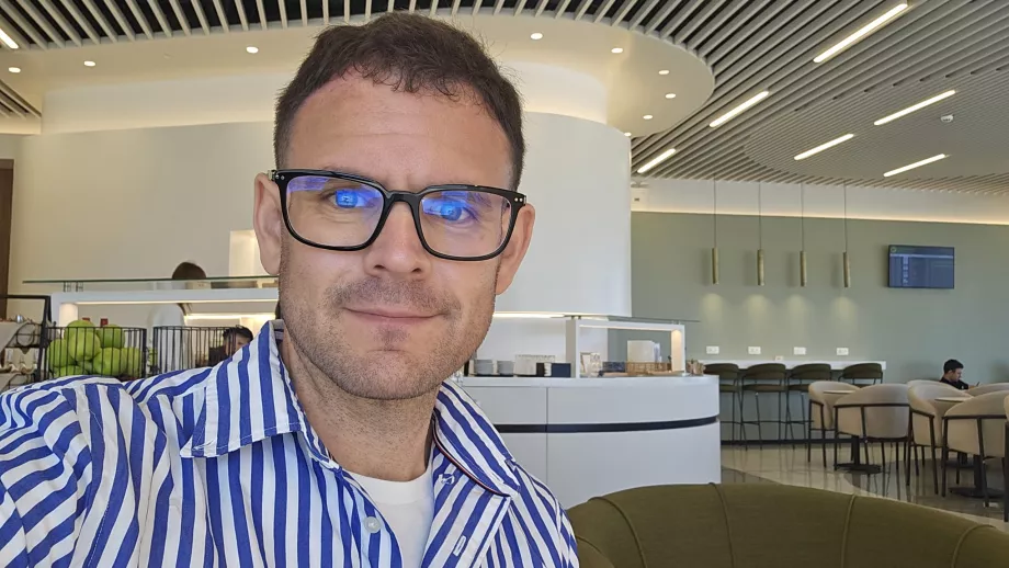 Christopher dans la salle d'attente Globair, aéroport de Rhodes